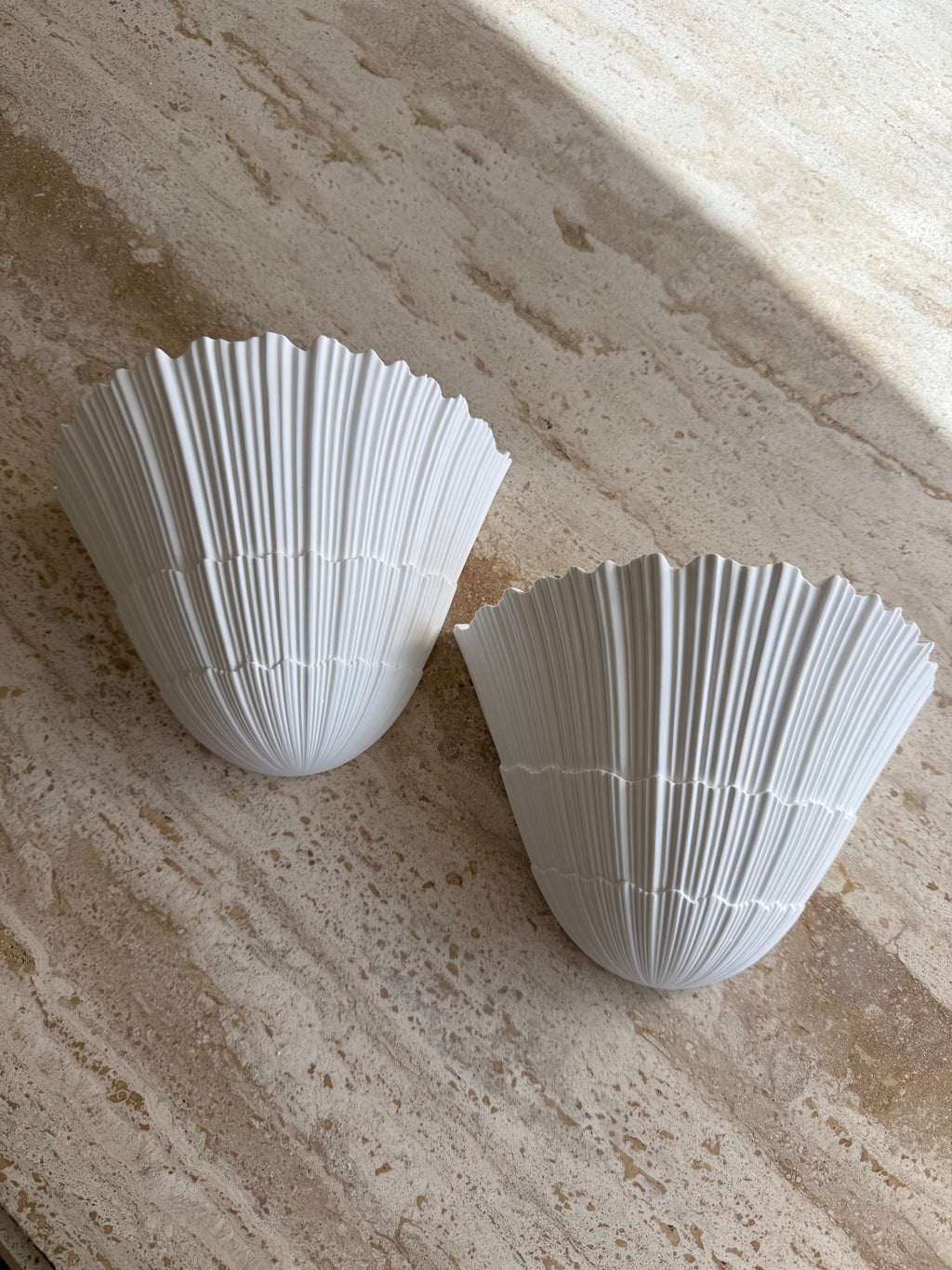 Wall light in white plaster with ribbed detail 