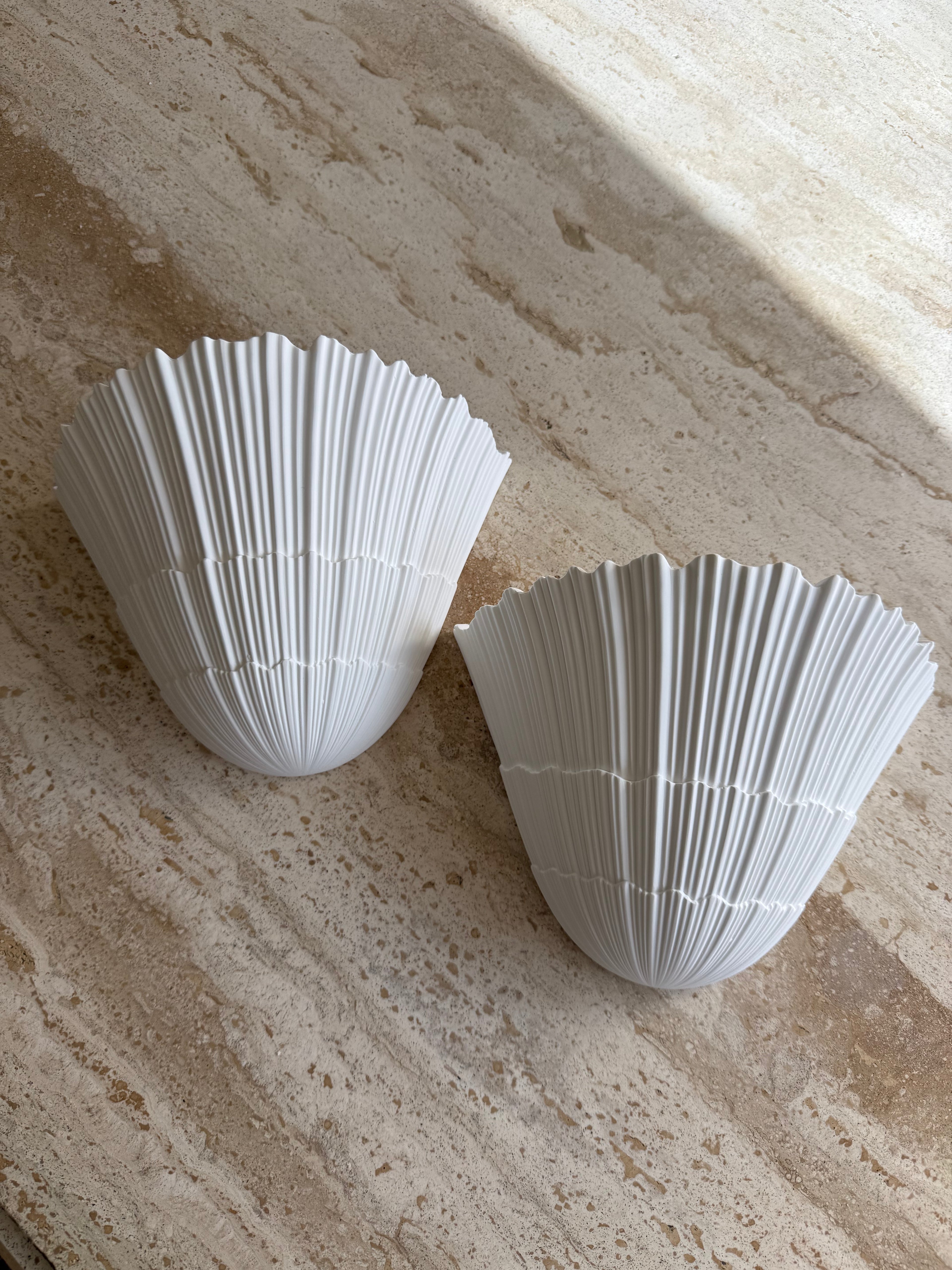 Wall light in white plaster with ribbed detail 